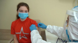 حقيقة الفتاة التي تلقت اللقاح الروسي.. هل هي ابنة بوتين!