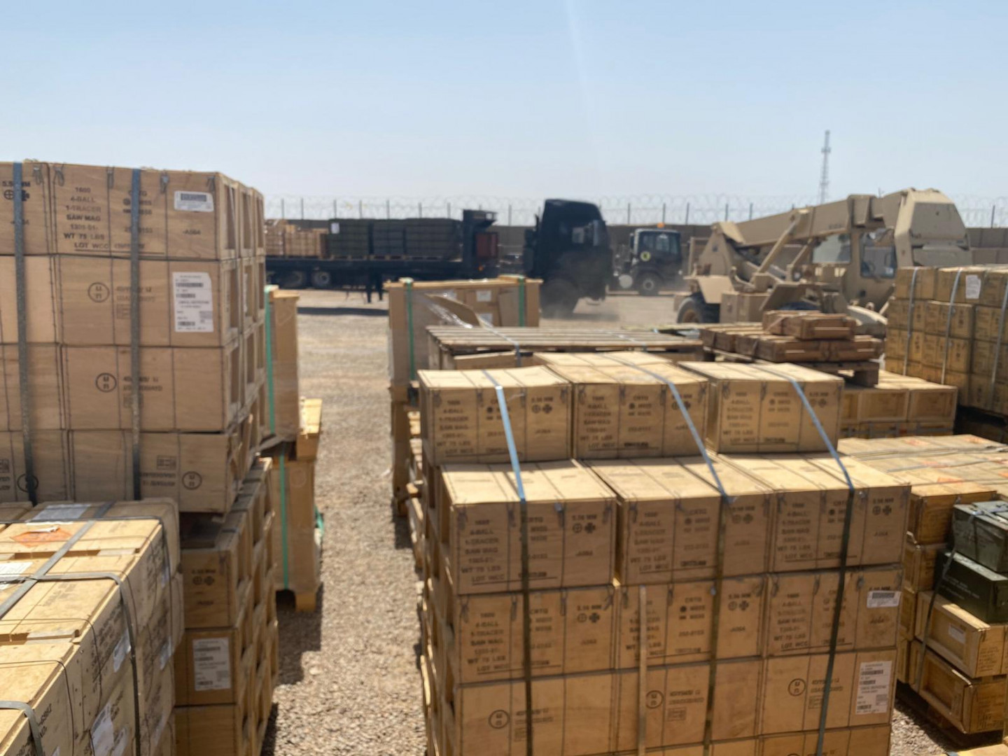 التحالف الدولي يسلم "أكبر" موقع لتخزين الذخيرة الى العراق