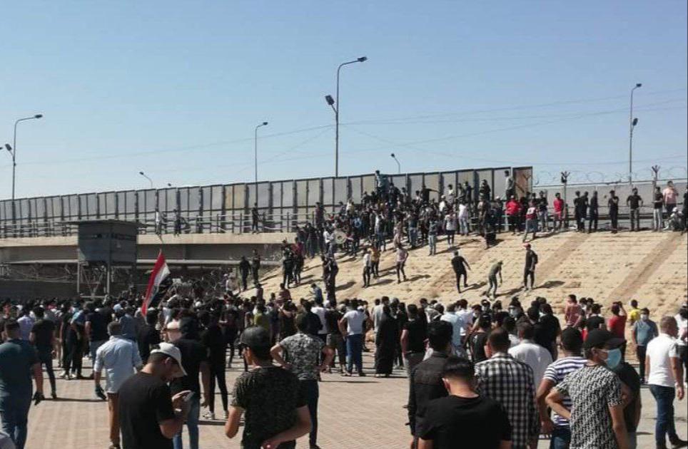 محتجون يقتحمون مقر وزارة ويقطعون طريقاً حيوياً في بغداد