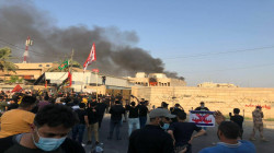 برفقة قوات الأمن.. محتجون يقتحمون مقر قناة دجلة ببغداد ويضرمون النار فيه