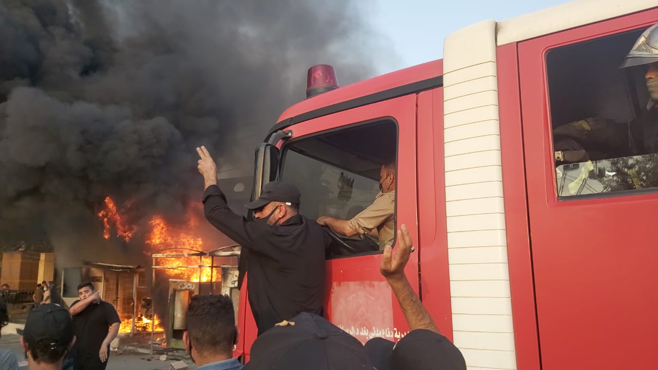 الدفاع المدني ينقذ محتجزين داخل بناية لصياغة الذهب اندلع فيها حريق ببغداد