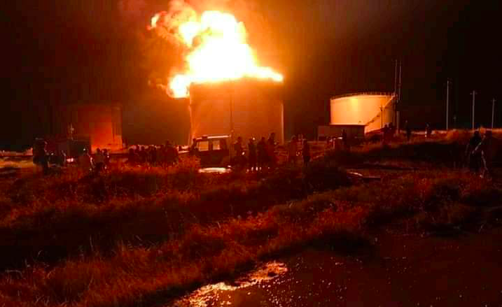Fire broke out in a huge oil tank in Al-Qayyarah refinery