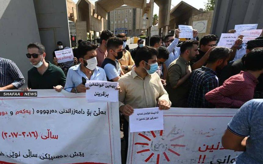العشرات يتظاهرون أمام برلمان اقليم كوردستان في أربيل