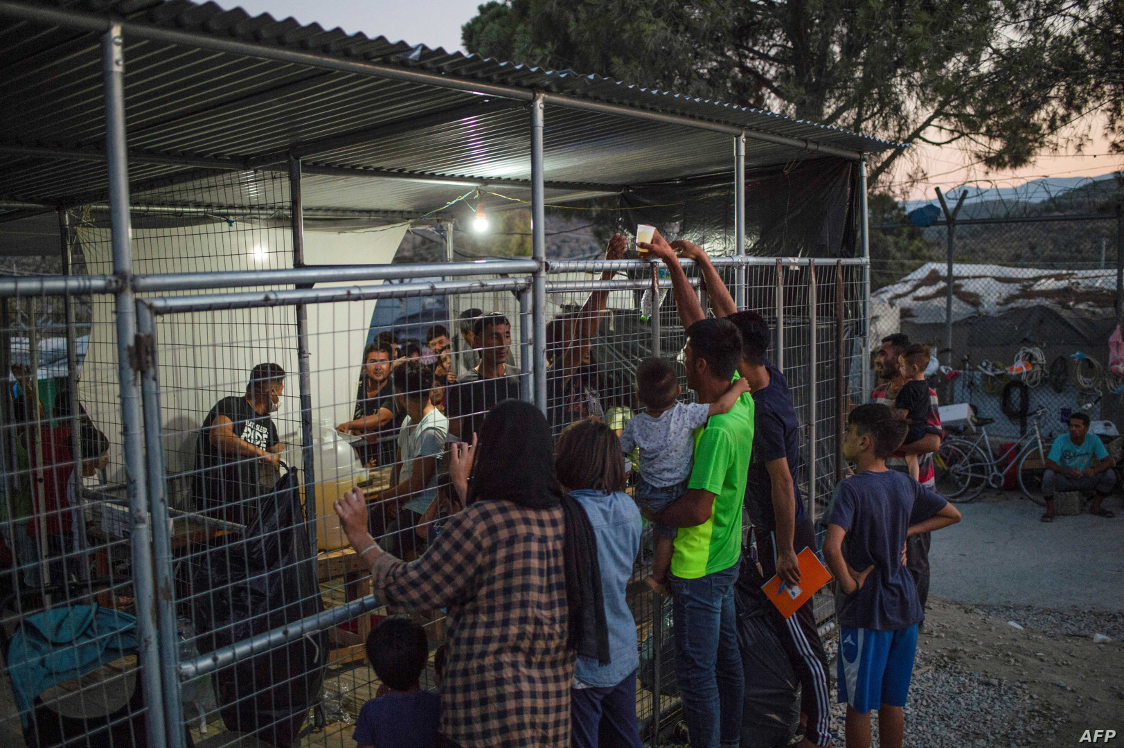 اليونان تحجر آلاف المهاجرين بسبب كورونا