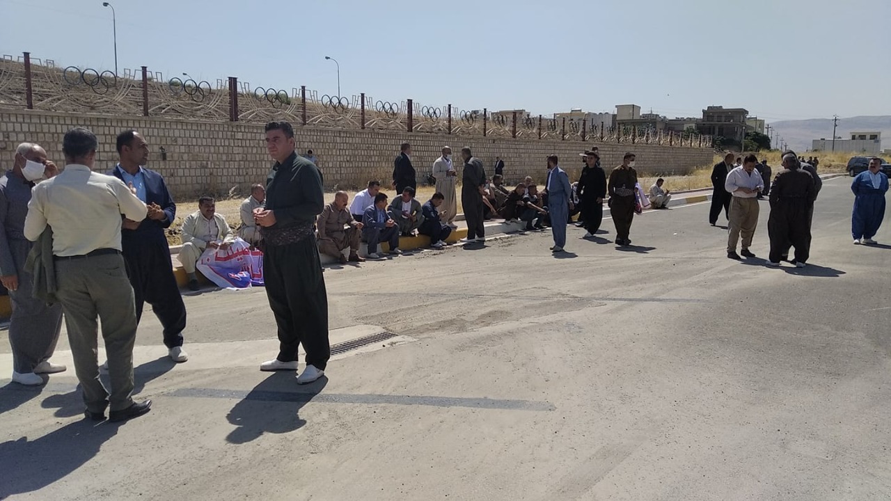 Al-Kadhimi meets with Kurdish farmers in Al-Sulaymaniyah