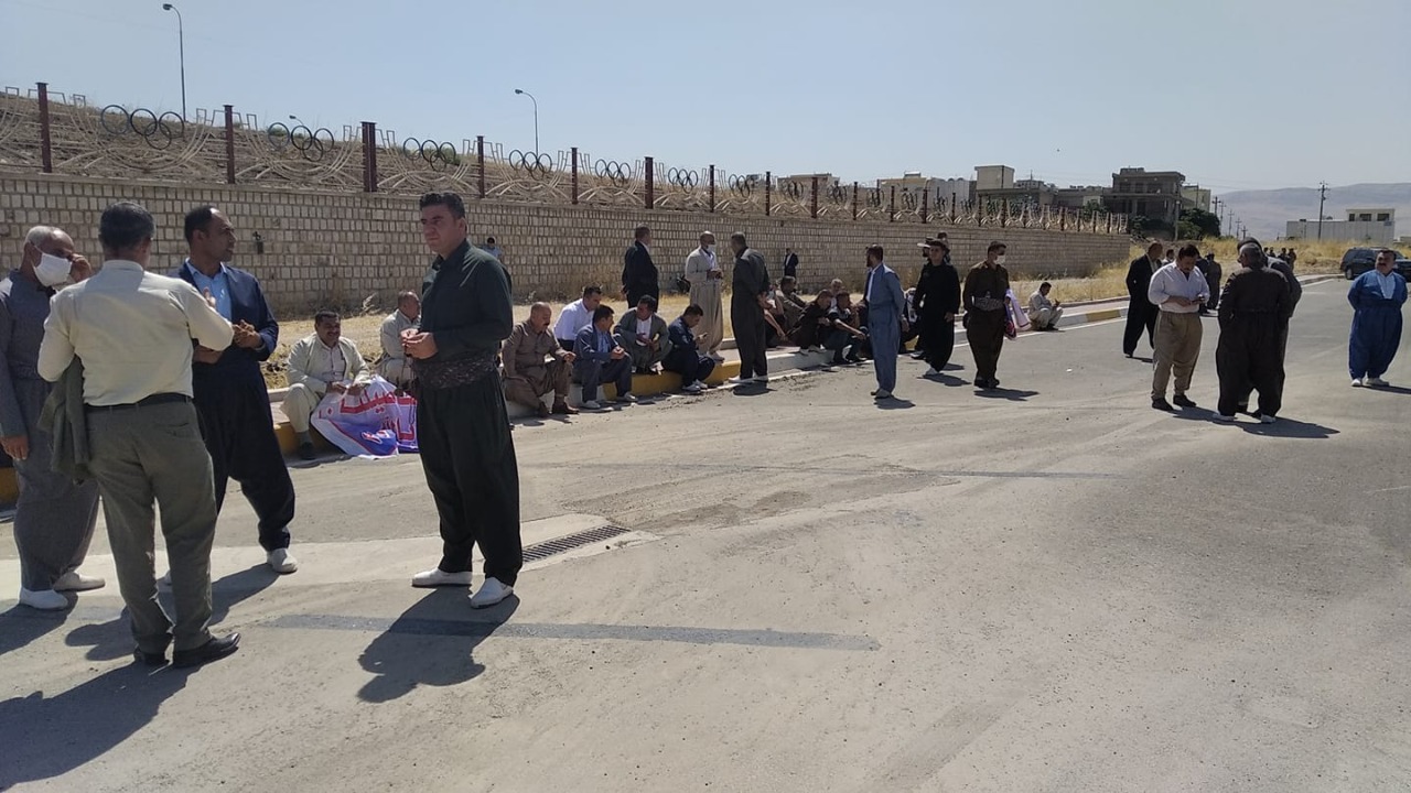 Al-Kadhimi meets with Kurdish farmers in Al-Sulaymaniyah 