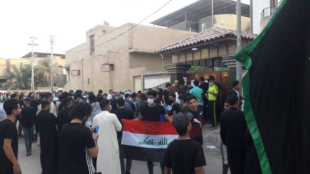 محتجون غاضبون يغلقون شركة تركية جنوبي العراق