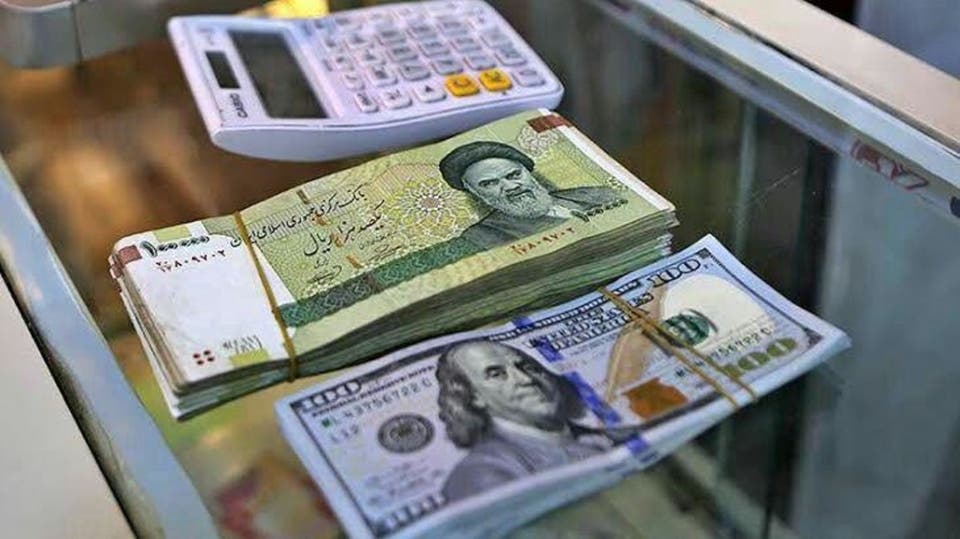 إنهيار قياسي جديد للريال الإيراني أمام الدولار الامريكي