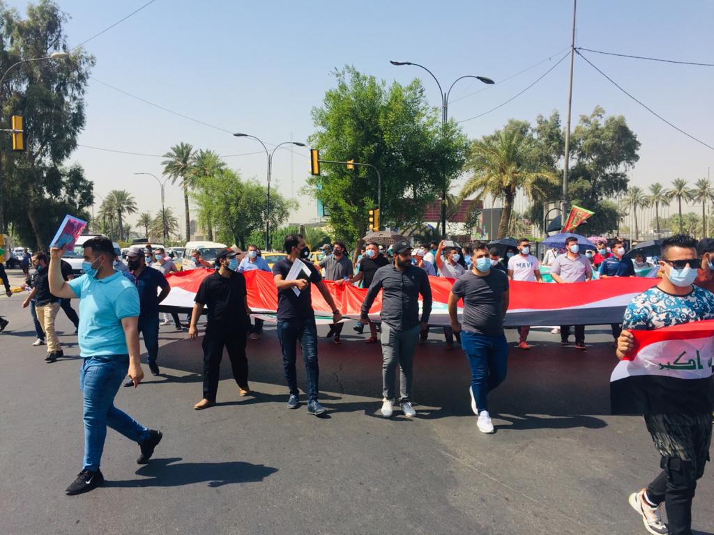 حملة الشهادات العليا يقطعون طريقاً رئيسياً وسط بغداد.. صور 