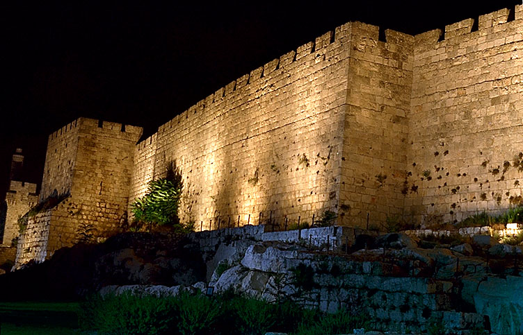 حرب رسائل بين الفلسطينيين والإسرائيليين على أسوار القدس.. صور 
