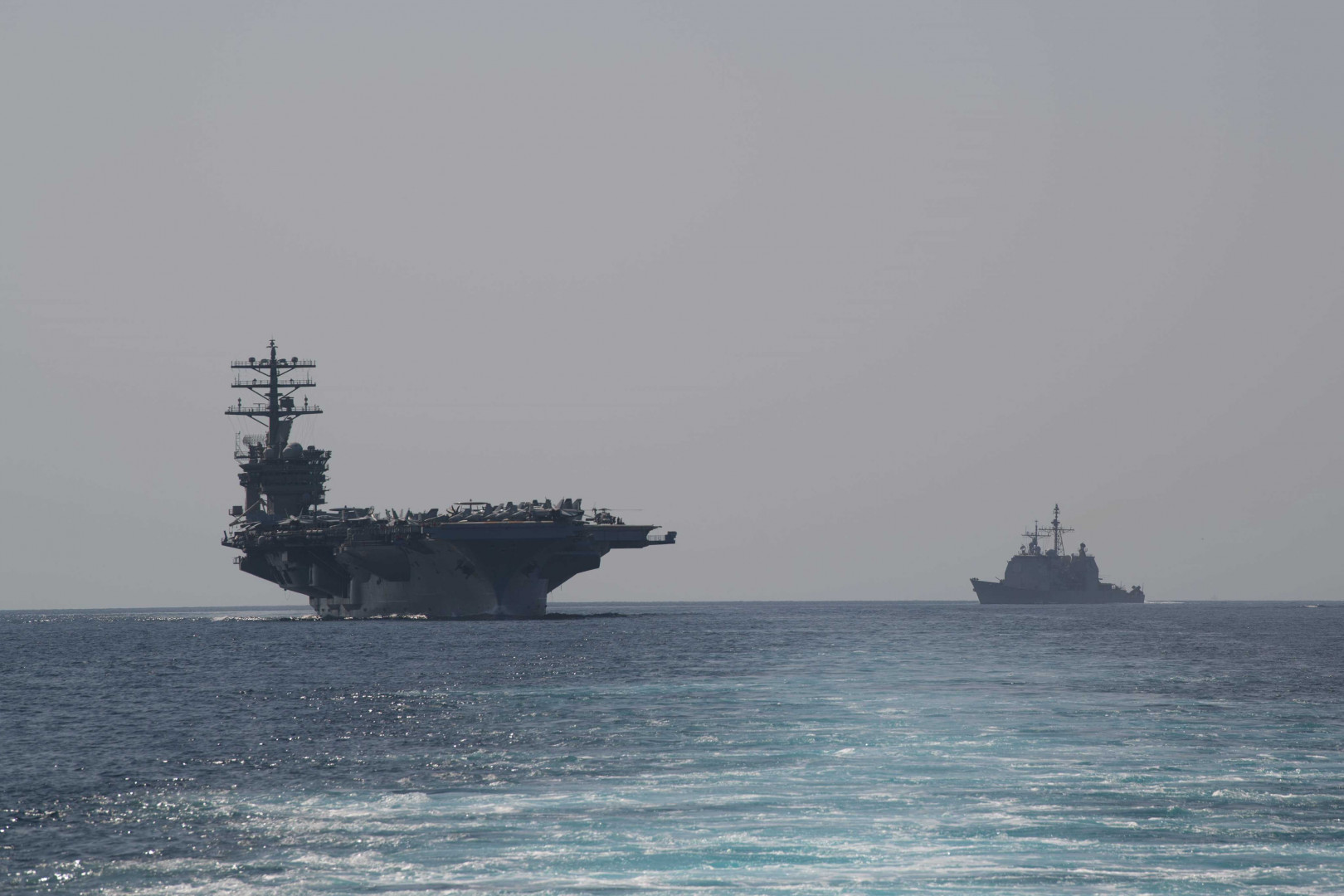 في ظل التوتر مع إيران.. أسطول حربي أمريكي يدخل مياه الخليج