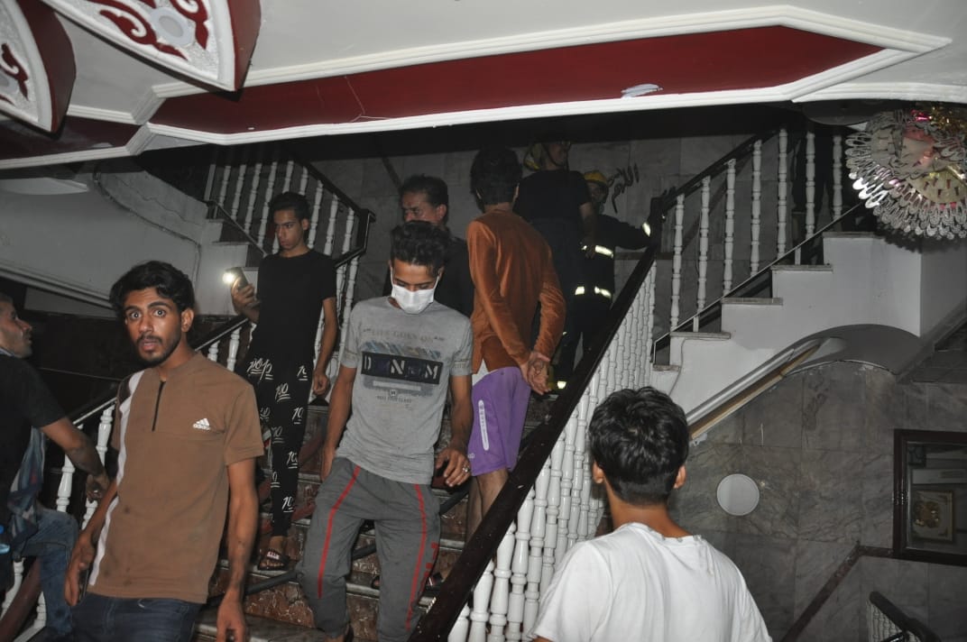 صور .. الدفاع المدني ينقذ العشرات من الموت داخل فندق بكربلاء