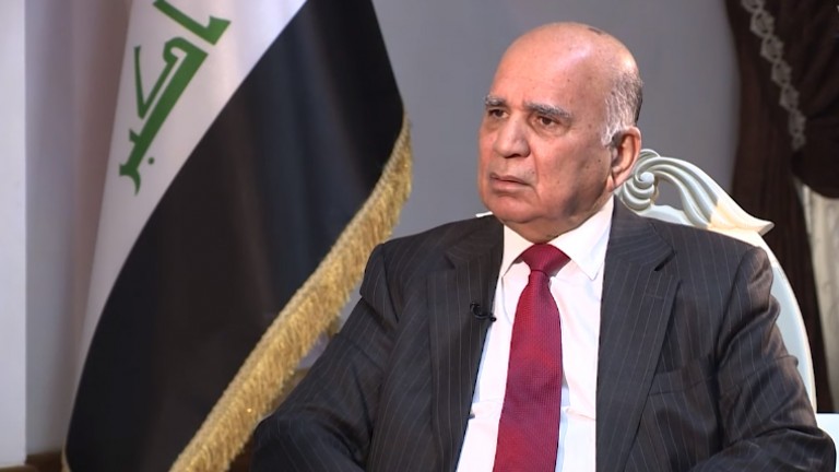 لعقد اجتماع ثلاثي.. وزير الخارجيّة العراقي يصل القاهرة 