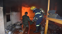 إخماد النيران في مقر الحزب الديمقراطي ببغداد.. صور