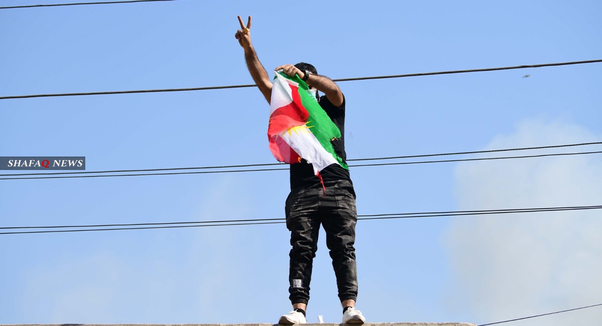 صور.. حرق العلم الكوردي خلال اقتحام مقر الديمقراطي ببغداد