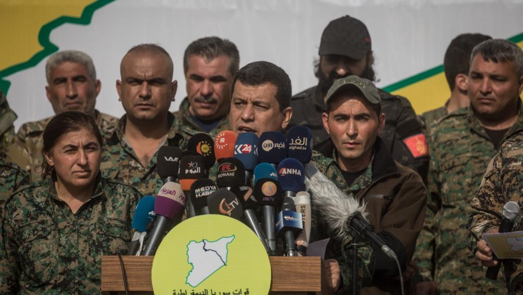 قائد قوات "قسد" يدعو لمحاسبة من أحرق علم كوردستان في بغداد