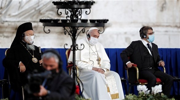 خلال مناسبة عامة.. البابا فرنسيس يرتدي الكمامة لأول مرة