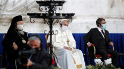 خلال مناسبة عامة.. البابا فرنسيس يرتدي الكمامة لأول مرة