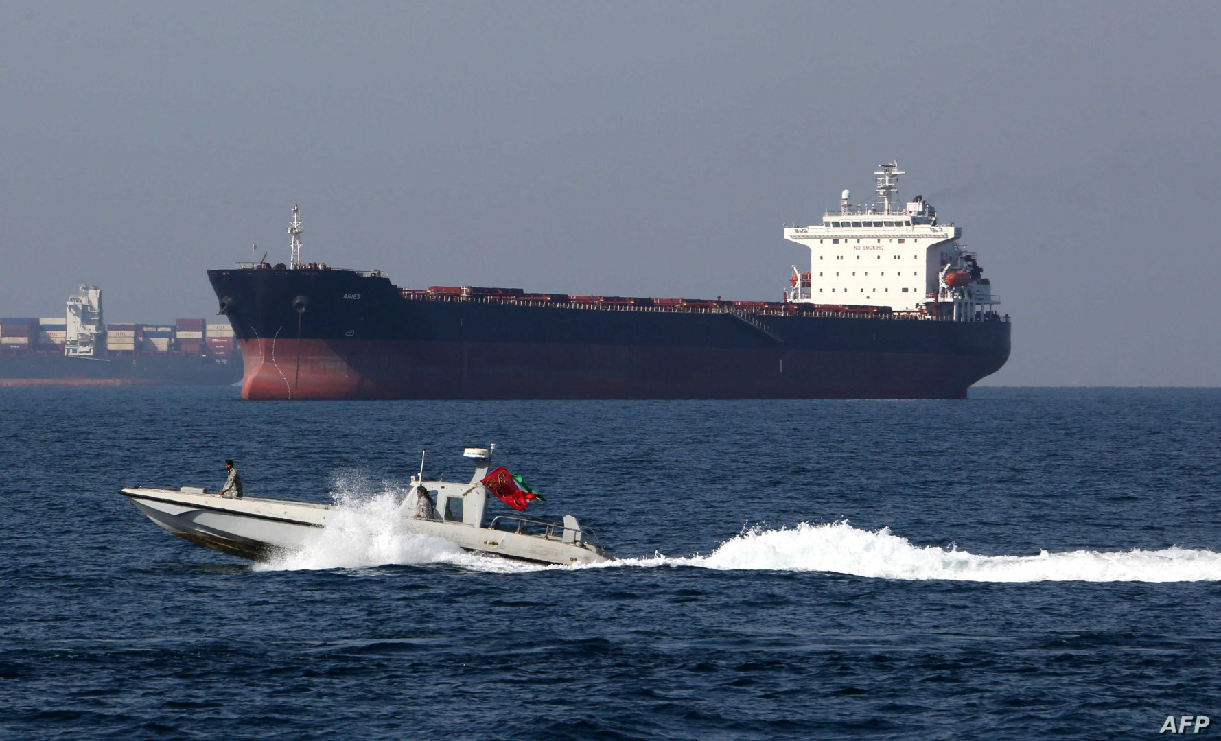 مسار تهريب النفط الإيراني.. يُخلط مع العراقي ثم يُباع بالأسواق العالمية