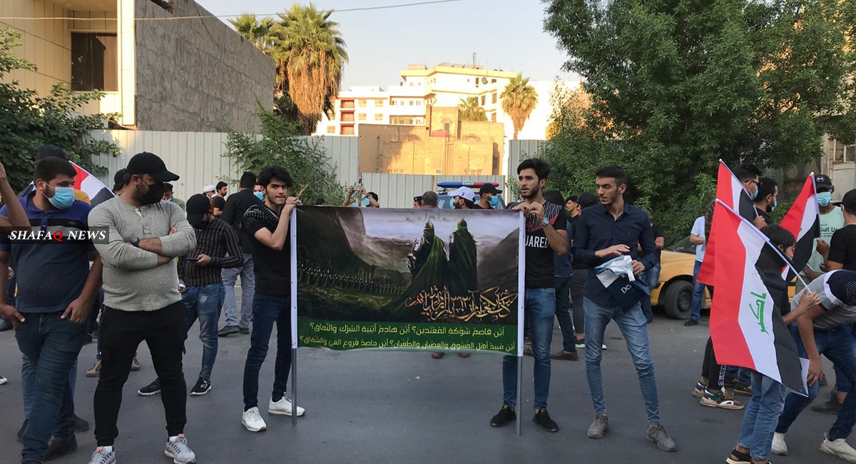 بالصور.. العشرات يتظاهرون أمام السفارة الفرنسية وسط بغداد