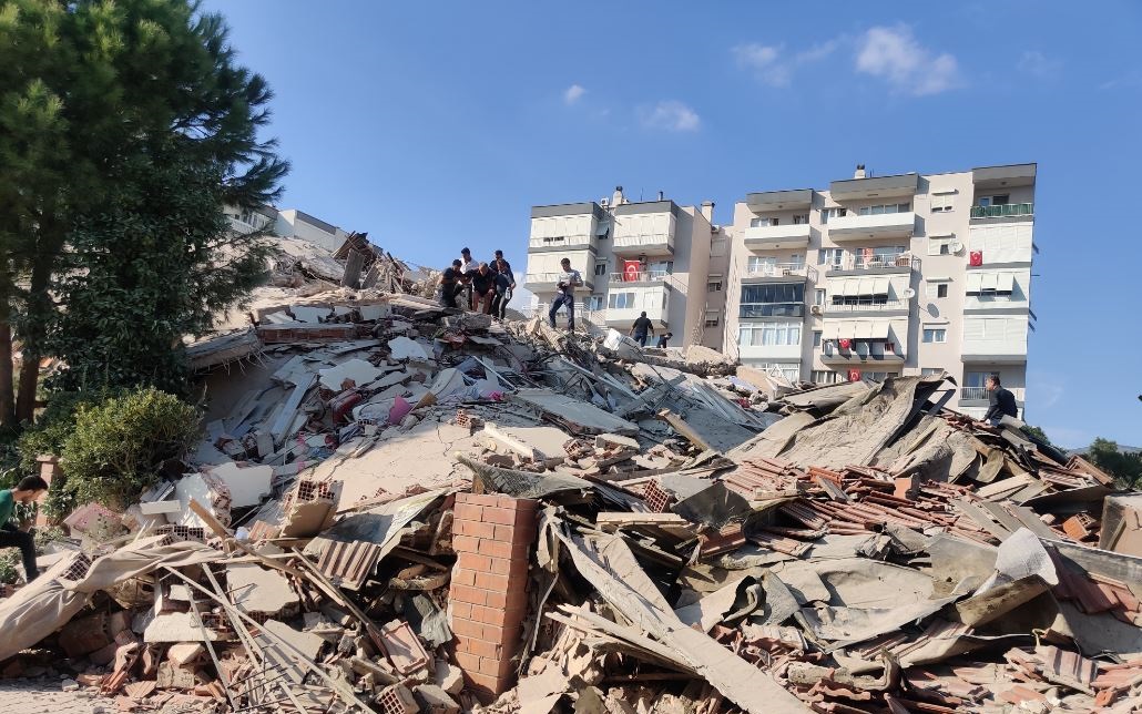 العراق يتضامن مع "محنة" زلزال إزمير بتركيا