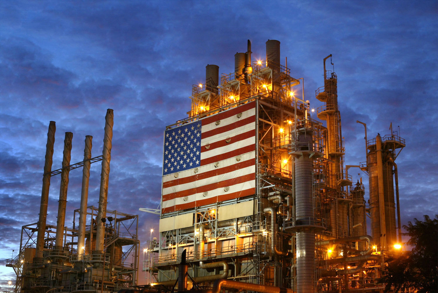 النفط يهبط بأكثر من دولار بعد زيادة مخزون الوقود في الولايات المتحدة