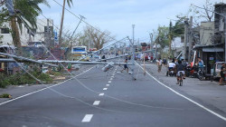 استمر لدقائق.. إعصار يدمر آلاف المنازل ويقتل 20 شخصاً في الفلبين