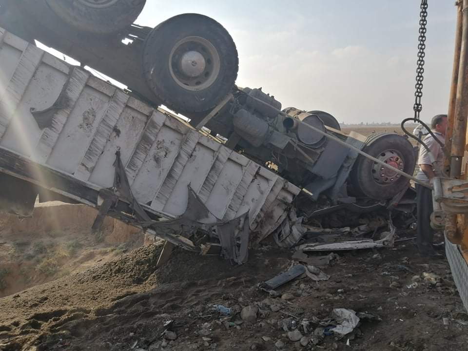 بمعدات ثقيلة.. دفاع مدني الموصل ينقذ سائقاً عالقاً في شاحنة مقلوبة  