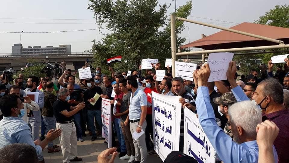 "لن نعمل مجاناً".. تظاهرات غاضبة تجتاح العراق احتجاجاً على تأخر الرواتب