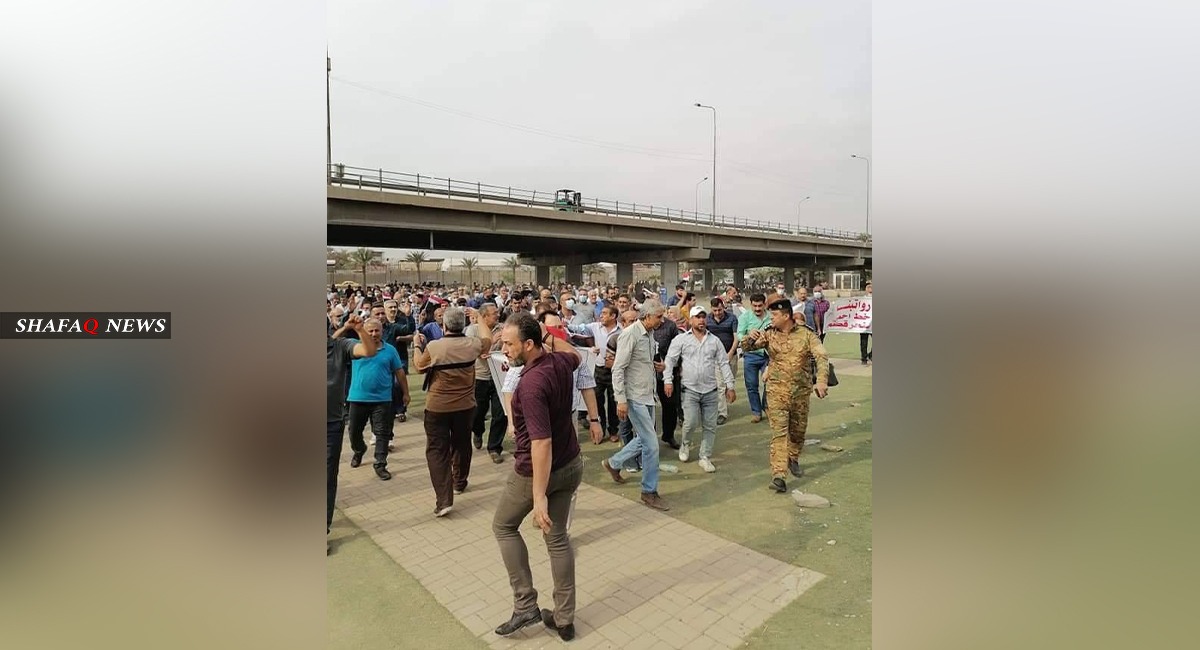تجدد تظاهرات الموظفين امام مبنى المالية العراقية للمطالبة بالرواتب 