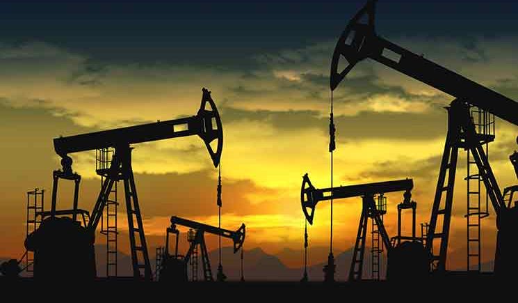 النفط يرتفع مع انخفاض مخزونات الخام الأمريكية 