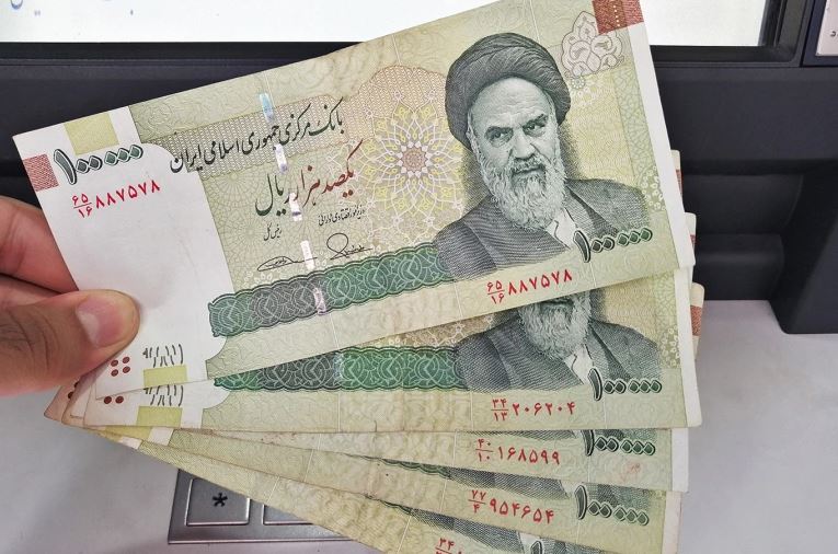 إيران تعتزم تشريع قانون حذف 4 أصفار من العملة 