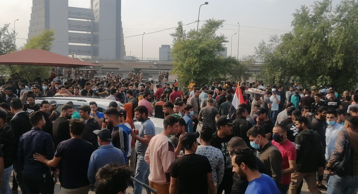 صور .. إحتجاجاً على عدم صرف رواتبهم منذ آذار المئات يتظاهرون وسط بغداد