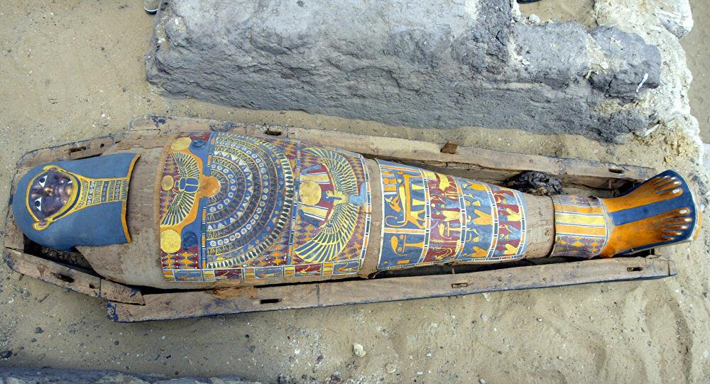 العثور على قطعة أثرية غير عادية في بطن مومياء مصرية عمرها 2000 عام
