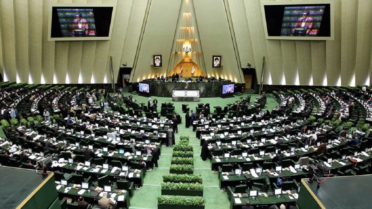 البرلمان الإيراني يصوت بالأغلبية الساحقة على رفع تخصيب اليورانيوم