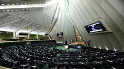 البرلمان الإيراني يلزم الحكومة برفع تخصيب اليورانيوم حتى 20%