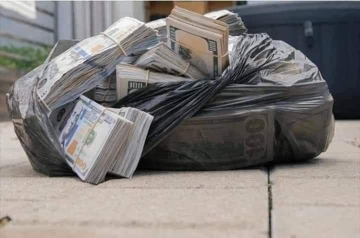 على طريقة la casa de papel.. عصابة تسرق بنوك وتلقي الأموال في الشارع