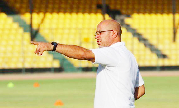 كورونا يُغيّب مدرباً عراقياً لكرة القدم