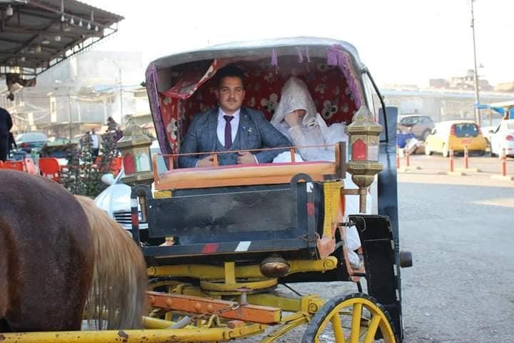 تماشياً مع عرف عائلي.. شاب موصلي يزف عروسته بعربة خيل (صور)