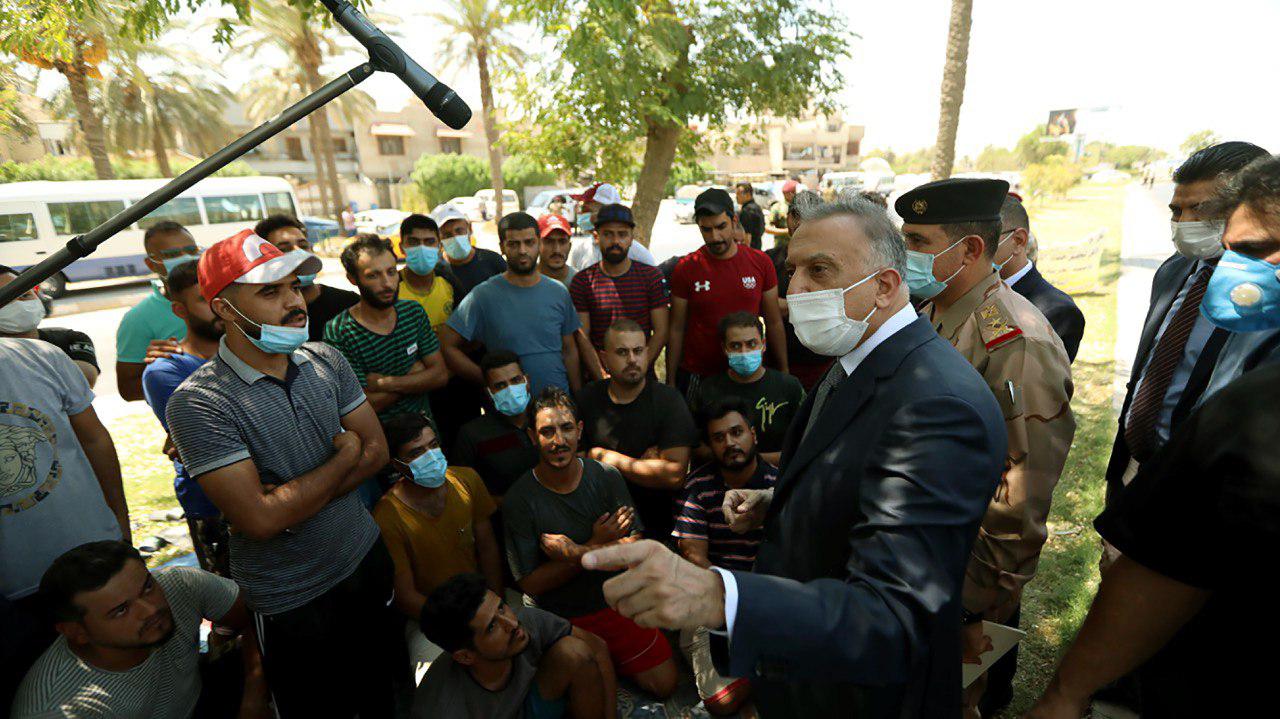 الكاظمي يقطع وعداً لمتظاهرين تجمعوا أمام الخضراء