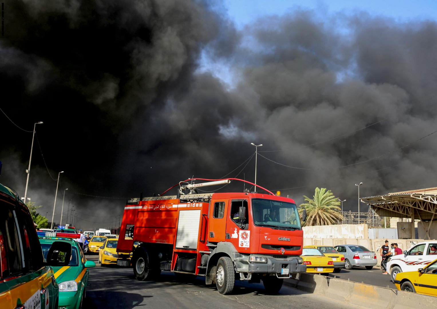 بمشاركة زوارق نهرية.. 20 وحدة اطفاء لاخماد حريق وسط بغداد
