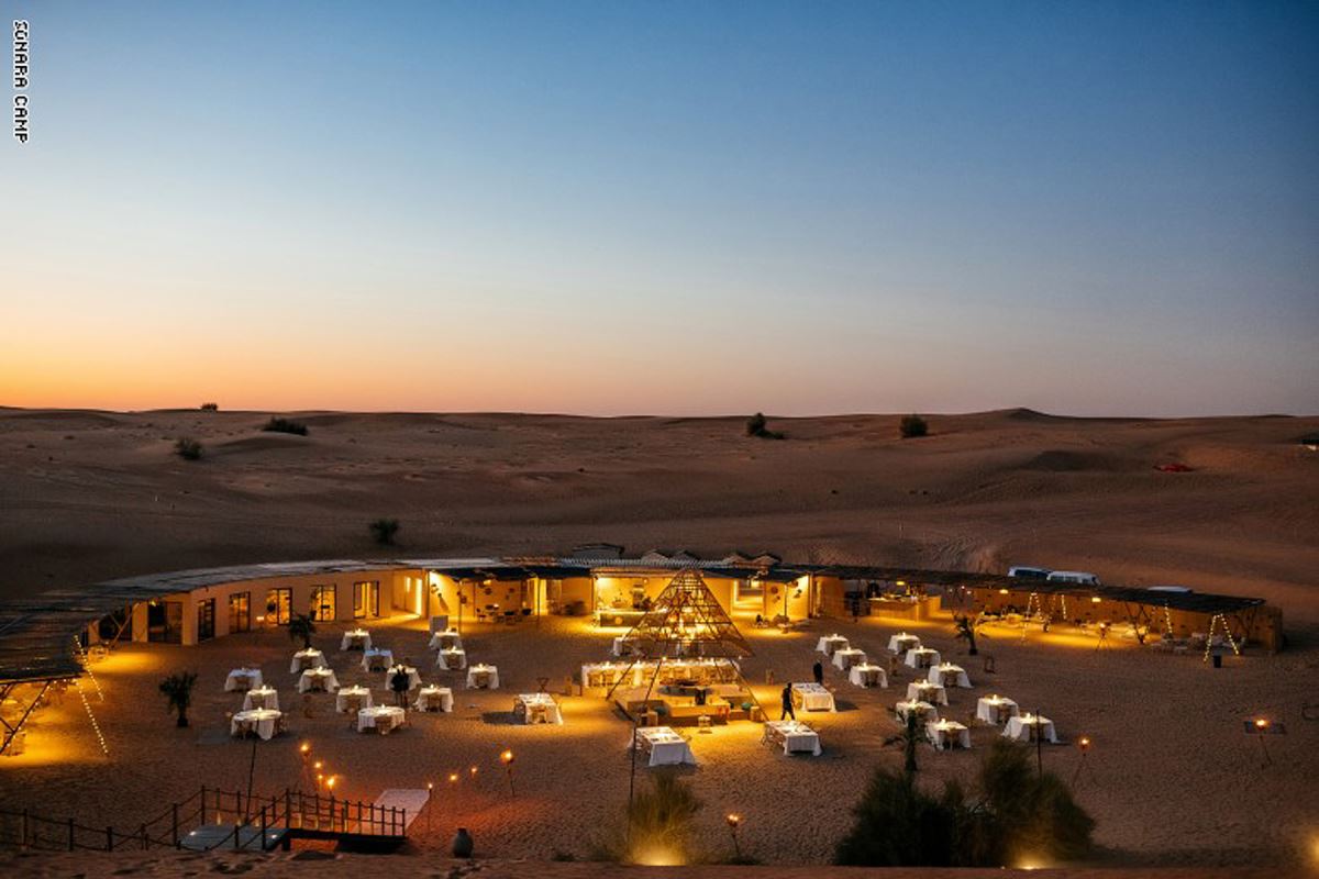 في ظل التباعد الاجتماعي..مطعم يقدم وجبة العشاء في الصحراء