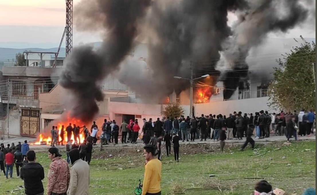 محتجون يضرمون النار بدائرة حكومية ومقر حزبي في السليمانية