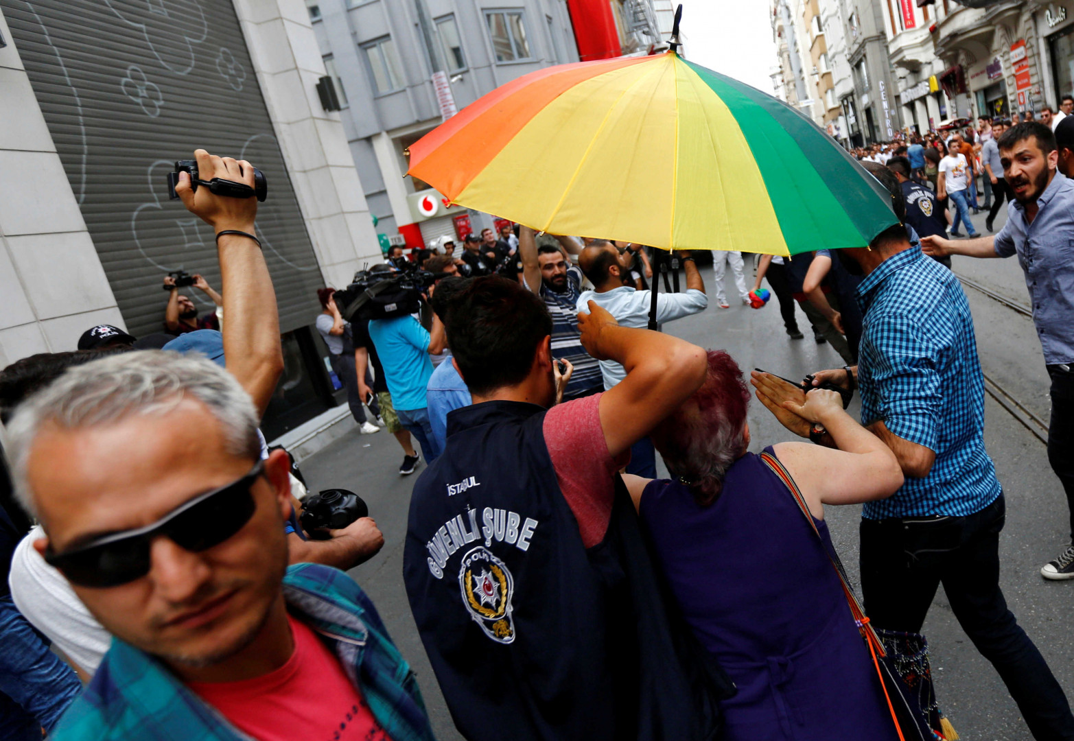 تركيا تفرض رمز "+18" على منتجات المثليين