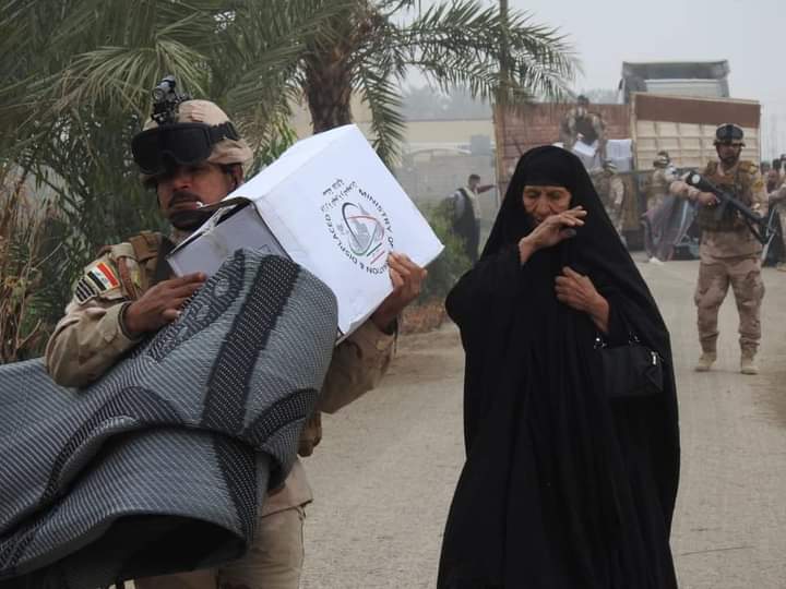 Iraqi army distributes aid and helps to treat patients in Al-Anbar