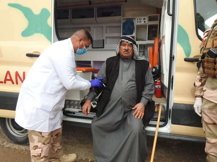 Iraqi army distributes aid and helps to treat patients in Al-Anbar