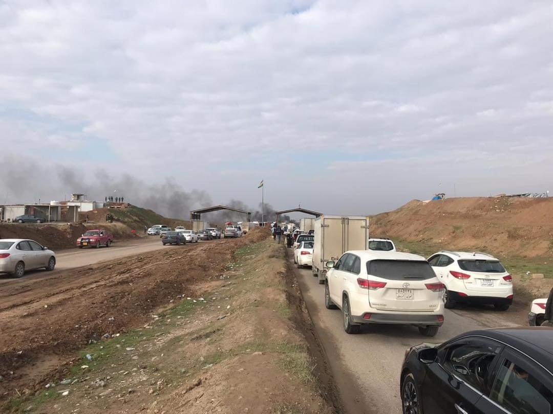 احتجاجاً على قرارات حكومية.. سائقو شاحنات يغلقون طريق موصل – أربيل (صور)