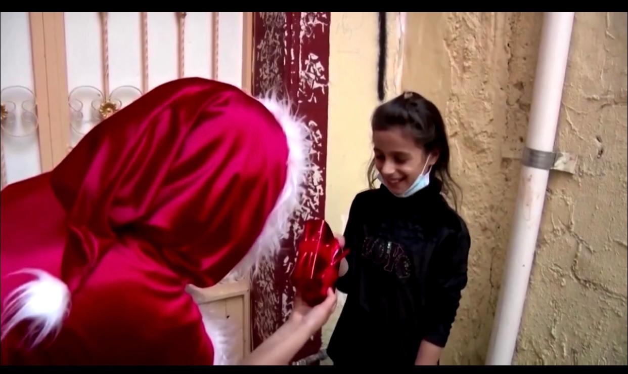 «ماما نويل» كوردية توزع الفرح على أطفال الموصل.. فيديو