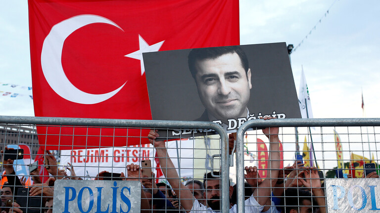 تركيا ترفض الإفراج عن دميرتاش وتوجه له لائحة اتهامات