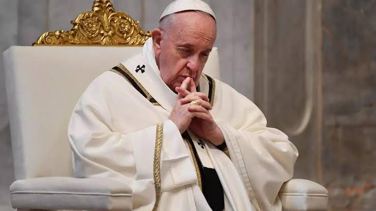 مجدداً .. حساب البابا فرانسيس يسجل إعجابه بعارضة أزياء مثيرة